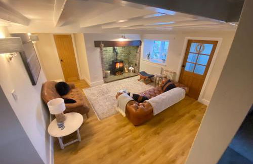 Delightful 3 bed cottage with hot tub & sea views. - Photo 8