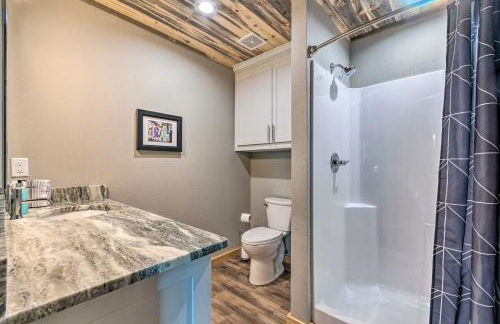 Upscale Riverfront Home with Beach and Fire Pit! - Foto 25