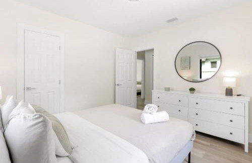 Charming 4BR Oasis with Saltwater Pool and Parking - Foto 12