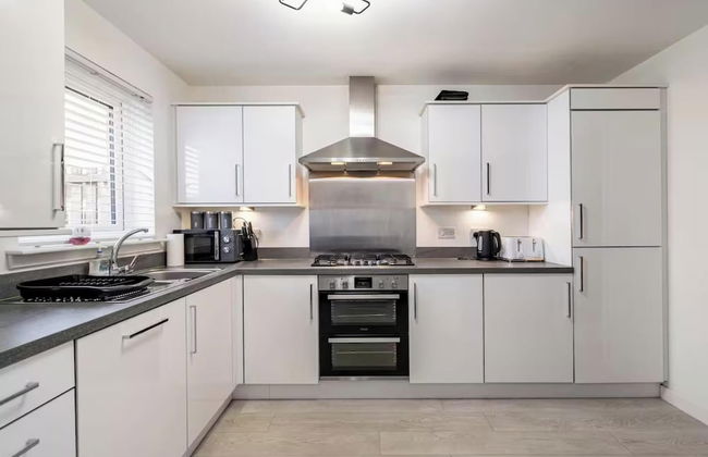 Charming 3 Bed Home in Stepps, Glasgow - Garden & Patio - Photo 40