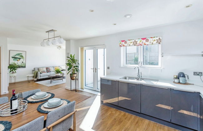 Luxurious 4 BH Home Near Willen Lake Ideal for Families & Business Stays! - Photo 19