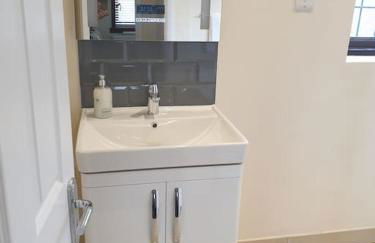 London Luxury 6 Bedroom Family House Sleeps 12 people Parking for 4 Cars Close to tube. - Foto 80