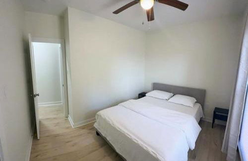 Newly Renovated 2 Bedroom - A Seasoned SuperHost - Photo 3