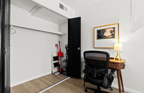 Stylish 1BR Upper Flat in the Heart of Royal Oak - Photo 2