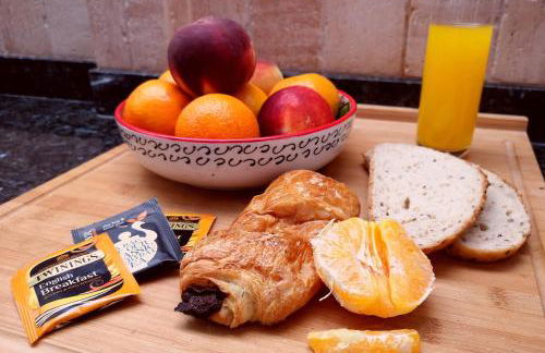 Serene mountain views Spacious garden and sole use of the 10x5m pool - Foto 17