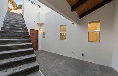 Spacious Modern Home with Rooftop & Private Backyard - Foto 29