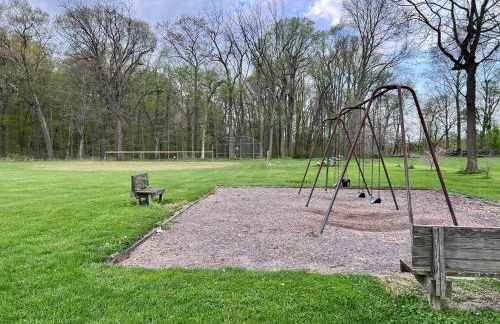 Spacious King Bed Suite at Antique Store - Foto 29