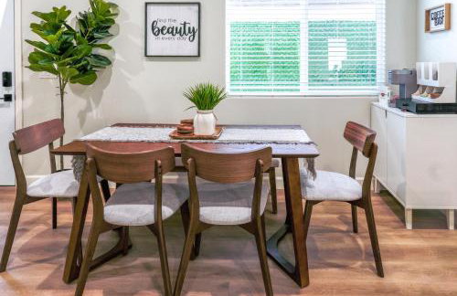 Spacious Disneyland Retreat for 12 wGame Room, Pool Table, King Bed & EV-Friendly - Foto 15