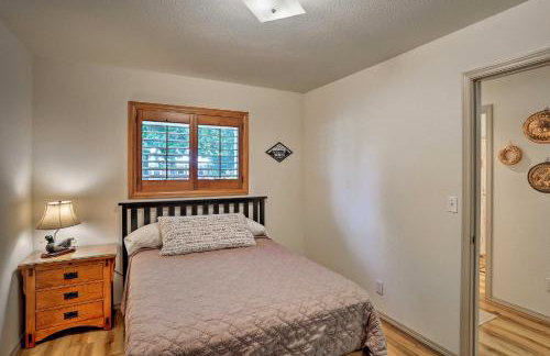 Cabin with Backyard Space - half Mi to Trinity Lake! - Foto 23