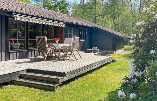 Charming Lakeside Cottage Getaway - Photo 31