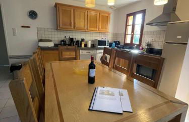 Lilas - Spacieuse maison 10 pers Jardin BBQ - Foto 13