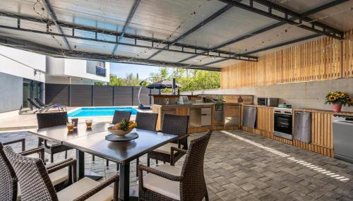 VILLA GEORGE z ogrevanim bazenom in vrtno kuhinjo - Foto 2, sunbed, stove, pet friendly, minibar