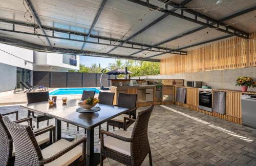 VILLA GEORGE z ogrevanim bazenom in vrtno kuhinjo - Foto 2