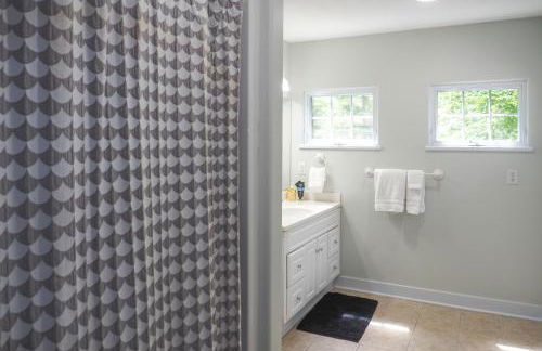 Getaway on Crystal Clear Lake Main and Guest House! - Foto 17