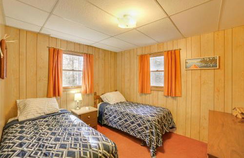 Dock and Fire Pit Lakefront Cottage in Gould City! - Foto 15