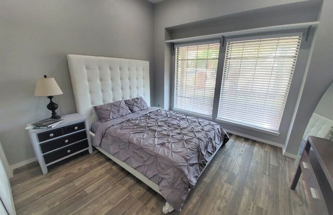 Private Bedroom Suite - Communal House near Integris Private - Photo 4