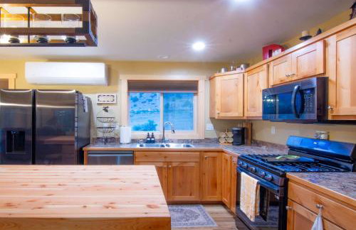 Stunning Salmon Riverfront Cabin - Foto 13