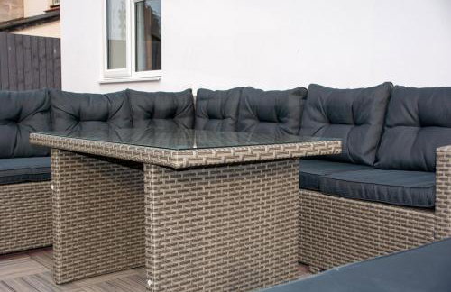 6 BR 3 Bath Spacious Tudor House & Free Parking - Foto 71