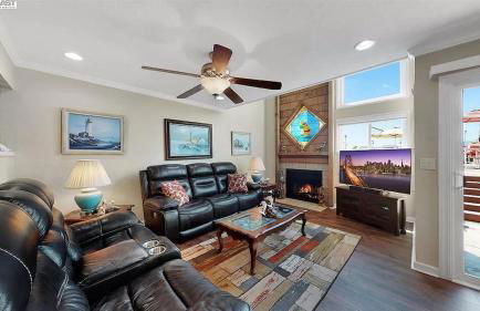 Waterfront Sleeps 6 near Marina with Hot Tub - Foto 1