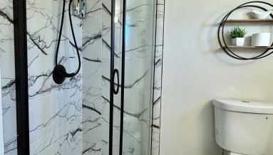 Charming & Bright Gem Prime Location Street Parking with AC - Foto 4, Shower