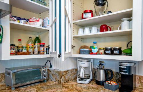 The Golden Parlor- Historic Victorian, Hot Tub - Foto 45