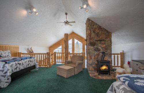 Chester Currents by KABINO Riverfront on Henrys Fork Air Conditioning Boat Launch Foosball Pool Table Huge Yard Garage WIFI - Foto 44