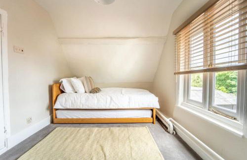 Large 5-Bedroom Farmhouse Sleeps 10 with Parking and Wifi - Foto 18