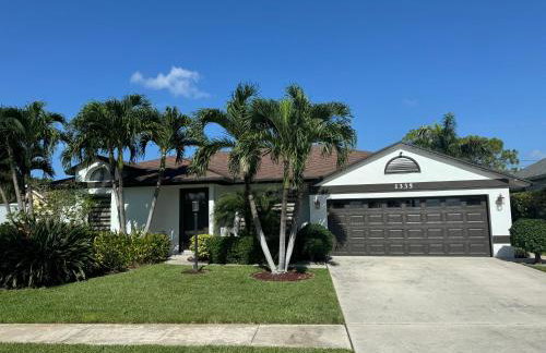 Three-Bedroom House - Best area-Heated Pool-Spa and Sauna Close to Beaches - Foto 30