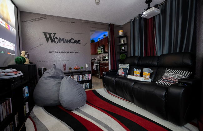 Gorgeous Urban Oasis W/hot Tub, Heated Pool And Private Movie Theater 3 Bedroom Home by RedAwning - Foto 3