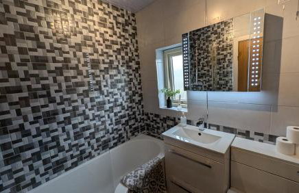 Modern 3-Bed Family Haven wFree Parking - Foto 35