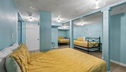 Historic Anchor at M Sleeps 7 Outdoor Shower Mins to Beach & Moody Gardens - Photo 4