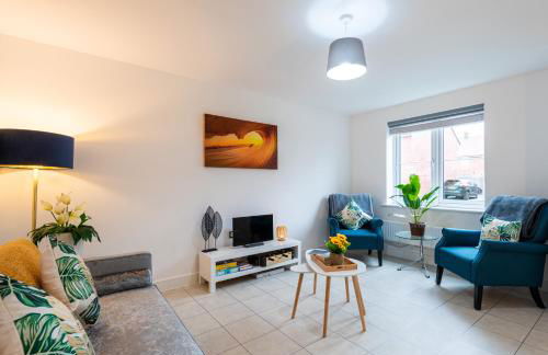 Stylish Innsworth home with garden & parking - Photo 34