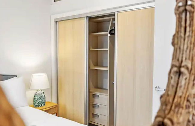 Convenient Modern 2-Bedroom Unit With Free Parking - Photo 4