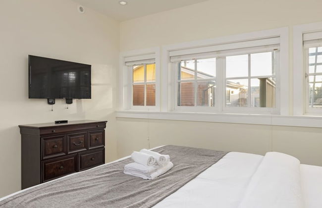 Stunning 3 Bedroom Secondary Suite N Van - Photo 37