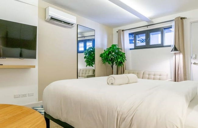 w Monochrome Loft in Santa Ana - Photo 9