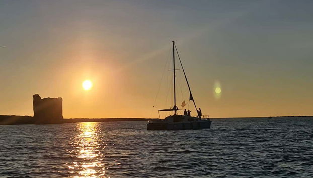 Un bateau au coucher du soleil dans le golfe de l'Asinara