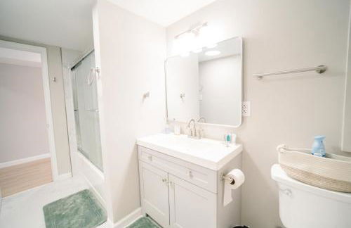 Spacious 5BR 3BA Free Parking Minutes to DC with Pool - Foto 25