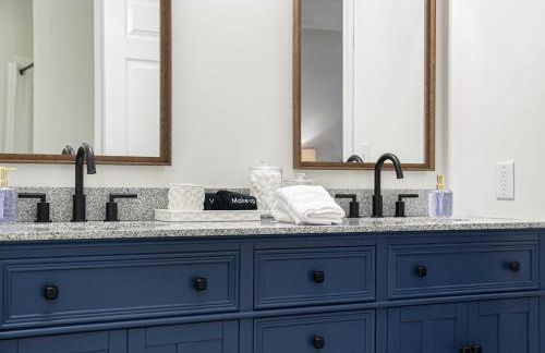 Cozy & Elegant Gem Fenced Yard BBQ & Games - Foto 28