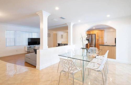 Stunning Lake-Front Villa with Pool & Spa - Foto 6