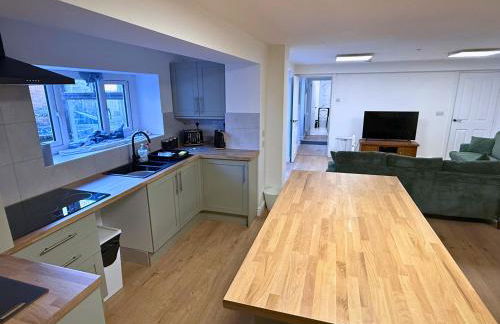 New 4 Bed House Sleeps up to 8 People - Foto 9