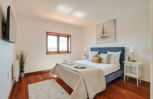 Beach Villa with Jacuzzi & Garage by HostWise - Foto 11