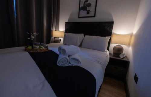 Brand-New Top-Floor Flat with Stunning Balcony & Parking - Foto 13