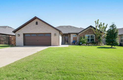 Near Hiking and Biking Convenient Home in Rogers! - Foto 3