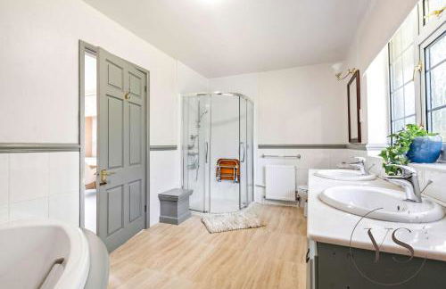 Spacious 6BR Villa in 32 Le More Birmingham with 7 Beds and Free Onsite Parking - Foto 46