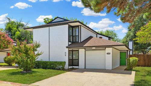 Arlington Entertainment District Home Green & White Door - Foto 3, Garden, Garden view