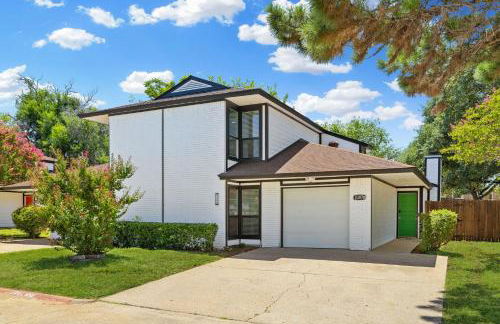 Arlington Entertainment District Home Green & White Door - Foto 3