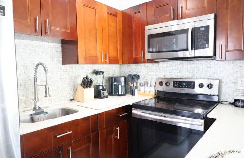 GREAT Luxe House NEAR Downtown & Marina in Miami - Photo 10