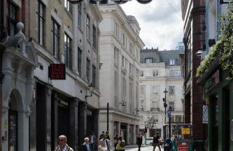 Bright Carnaby Soho 1BR Apartment with AC - Photo 18