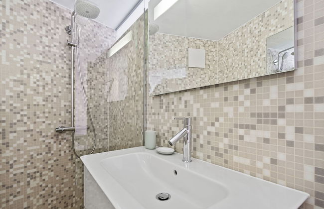 Modern Apt Old Town w Panoramic View ID4 - Photo 19