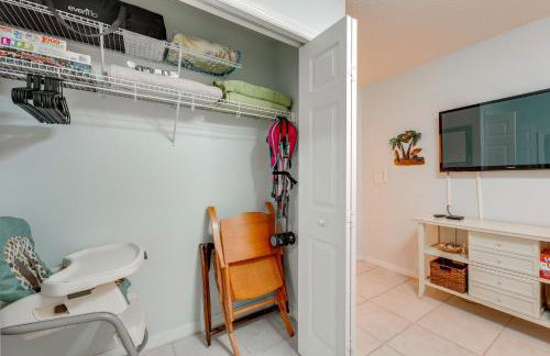 Large Balcony and Water Views Indian Shores Condo! - Foto 15